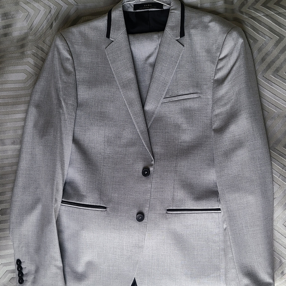 Light gray men's Zara suit sz 42 with black highlights